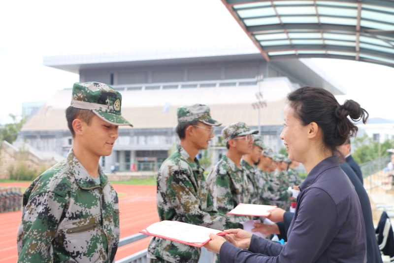 領導為軍訓優秀學生代表頒獎.JPG