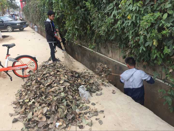 團委學生會幹部清理校外排水溝.jpg